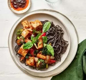 Pam Pam Buns ready meal: High Protein – Chilli Tofu Stir-fry with Black Bean Noodle