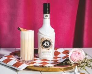 Vegana Fresca cocktail on tray next to bottle of Licor 43 Horchata 